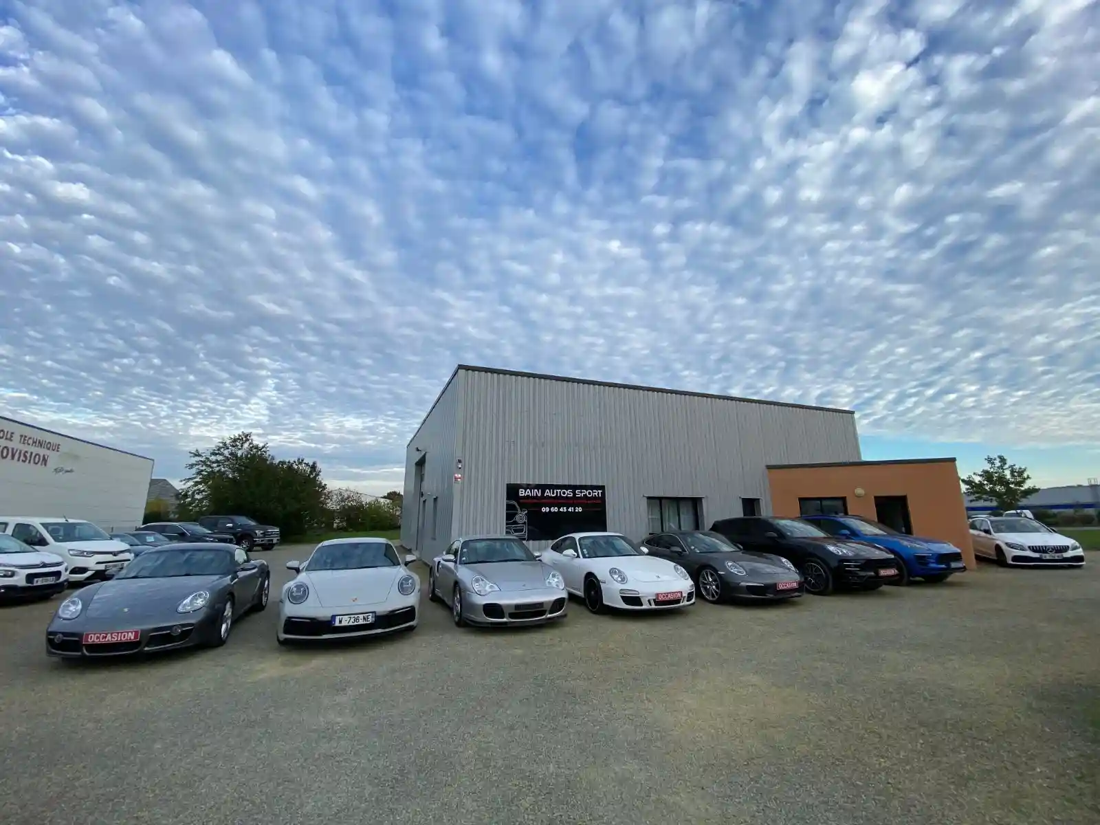 Showroom Bain Autos Sport où sont exposés les véhicules en dépôt-vente