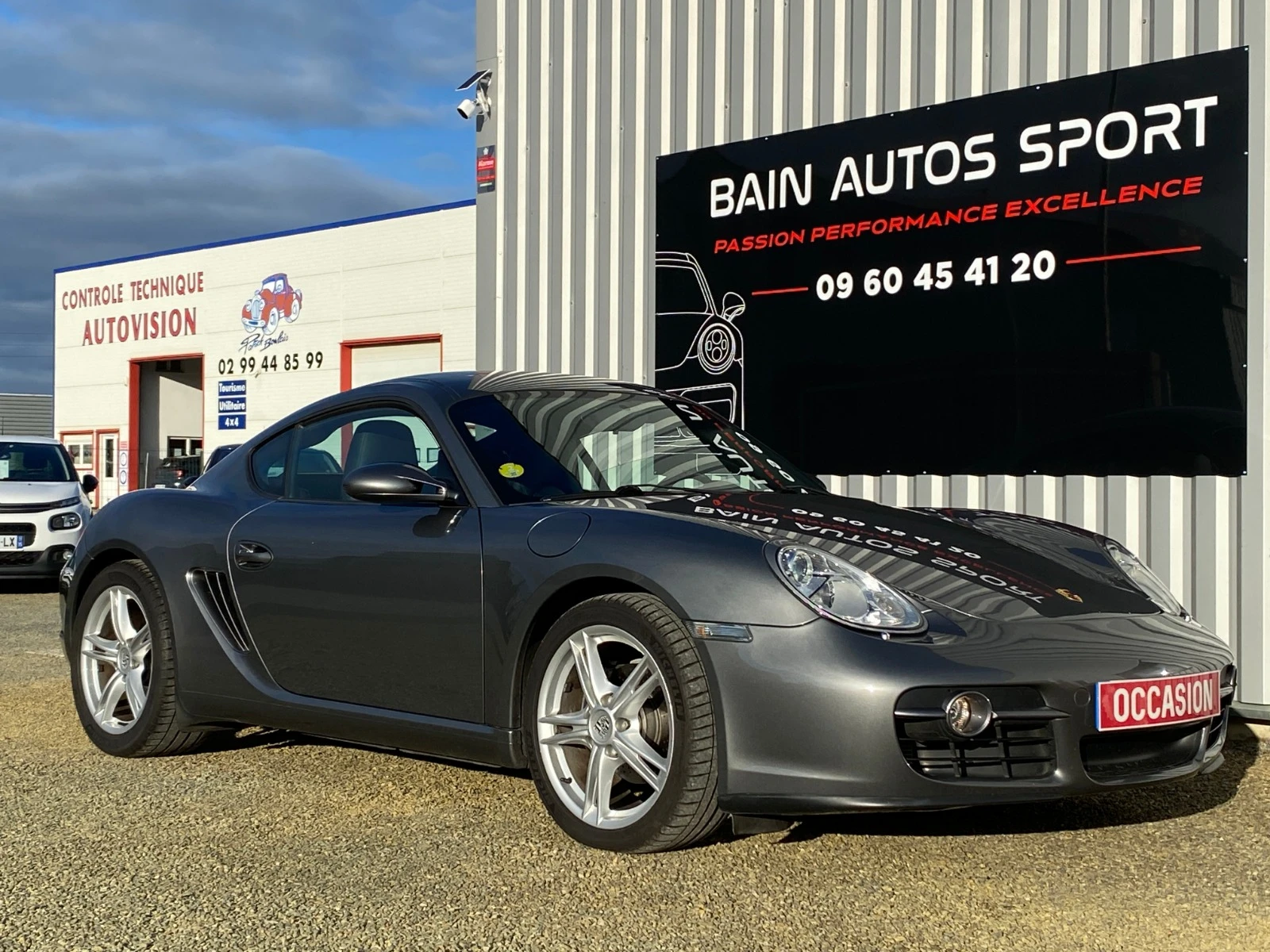 Spécialiste automobile Bain-de-Bretagne - Porsche d'exception présentée dans notre showroom premium
