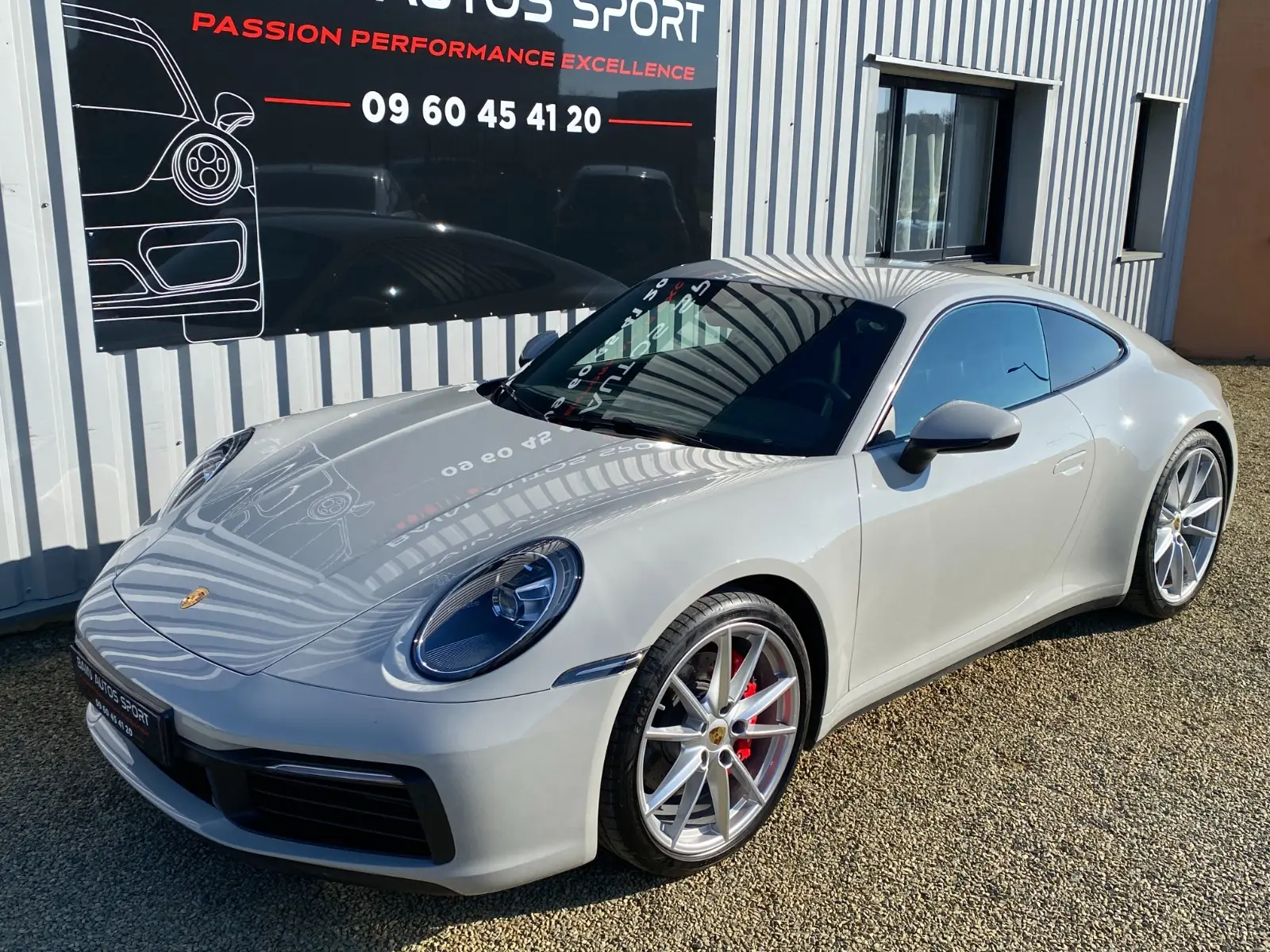 Spécialiste Porsche Bain-de-Bretagne - Porsche 992 Carrera 4S d'occasion de 2019 développant 450 CV avec un équipement full options